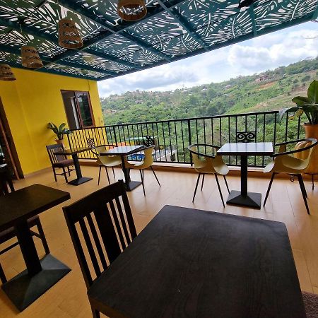 Cactus Creek Hotel Aburi Екстер'єр фото