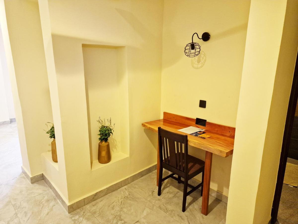 Cactus Creek Hotel Aburi Екстер'єр фото